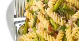 Fusilli mit Gemüse und Kapern