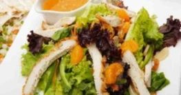 Hühnerbruststreifen in Kürbiskernpanier auf Blattsalat