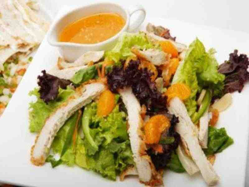 Hühnerbruststreifen in Kürbiskernpanier auf Blattsalat 