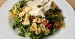 Italienischer Nudelsalat mit Rucola