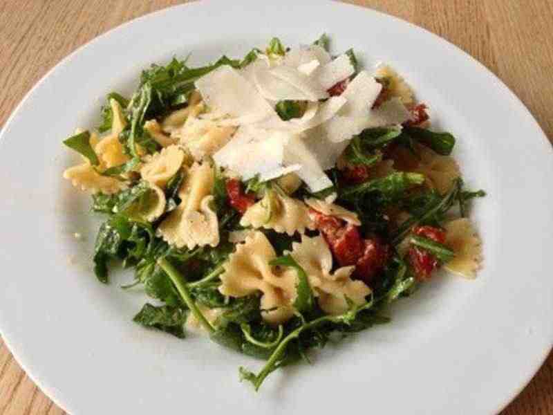 Italienischer Nudelsalat mit Rucola