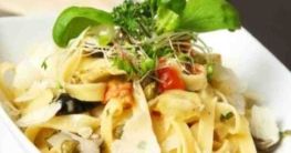 Linguine mit Gorgonzola und Zucchinistreifen