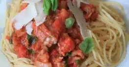 Spaghetti mit kalter Tomatensoße