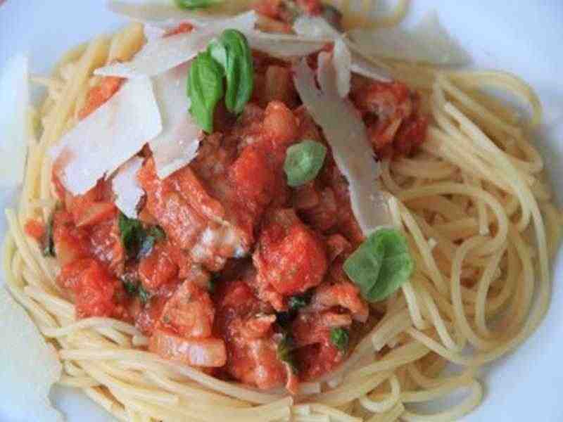 Spaghetti mit kalter Tomatensoße