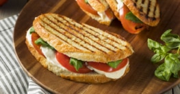 Toast Caprese mit Pesto