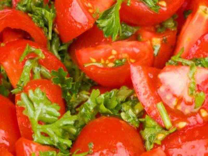 Tomatensalat mit Zwiebeln, Knoblauch und Peperoncini Rezept