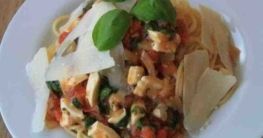 Spaghetti mit Tomatensauce und Mozzarella