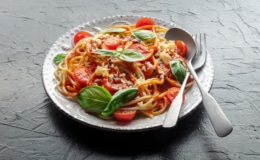 Pasta mit Parmesan und Tomaten