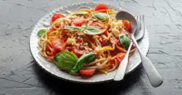 Pasta mit Parmesan und Tomaten