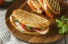 Toast Caprese mit Pesto